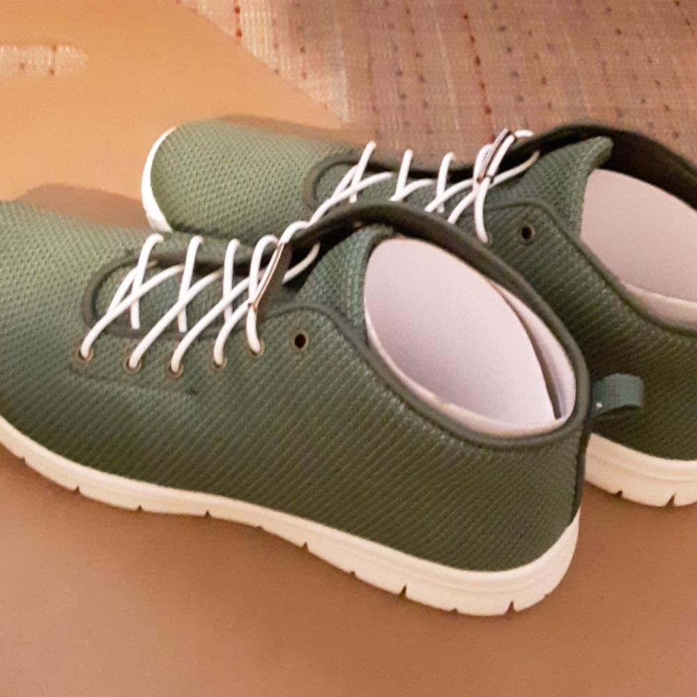 shoes - Picture 2 of 4